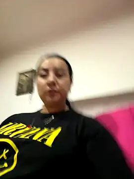 Abril Luv online show from 3, 11, 2025