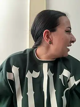 Abril Luv online show from 4, 2, 2026