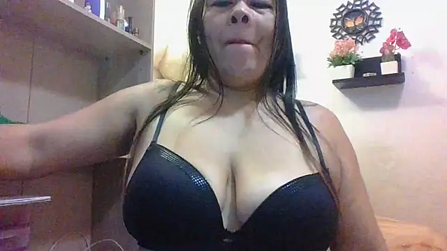 Snapshot of ChiaraFioree chatting on 9, 10, 2025 ChiaraFioree online show from 9, 10, 2025