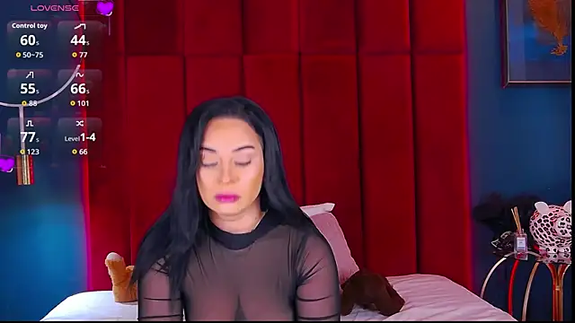 Snapshot of MadyLuxxx chatting on 20, 11, 2025 MadyLuxxx online show from 20, 11, 2025