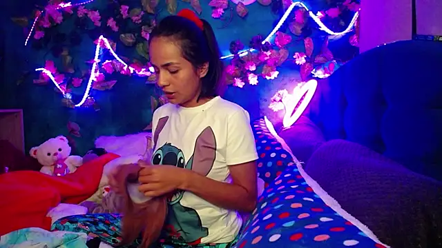 Snapshot of Samara_Beltran chatting on 23, 12, 2024 Samara Beltran online show from 23, 12, 2024