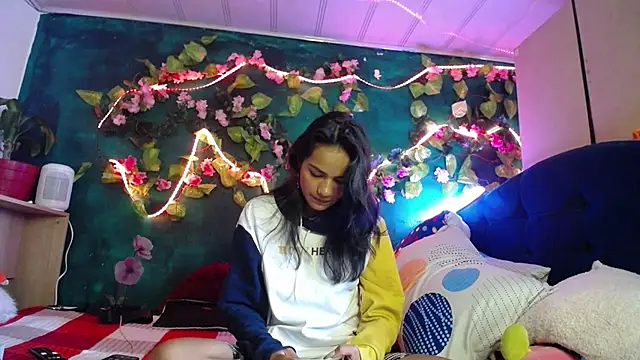 Snapshot of Samara_Beltran chatting on 11, 1, 2025 Samara Beltran online show from 11, 1, 2025