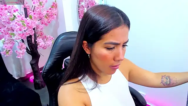 Snapshot of KAROLIVONNE chatting on 15, 7, 2026 KAROLIVONNE online show from 15, 7, 2026