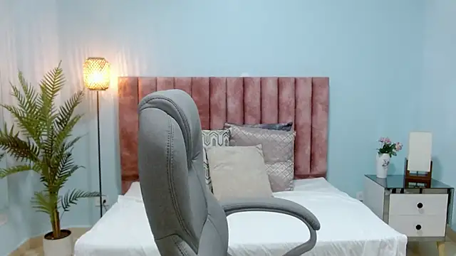 Snapshot of sophia_hadid chatting on 12, 11, 2025 sophia hadid online show from 12, 11, 2025