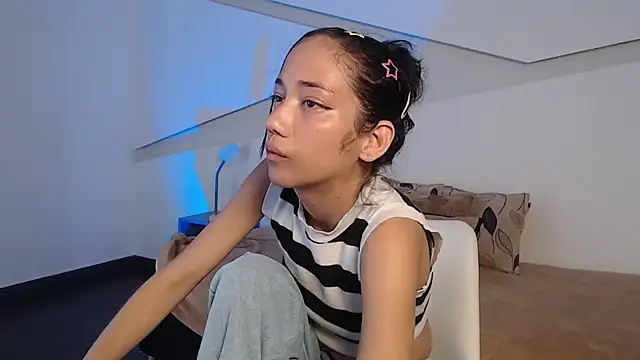 hot little bunny online show from 18, 12, 2025