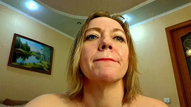 Snapshot of YourQueenX chatting on 11, 6, 2026 YourQueenX online show from 11, 6, 2026
