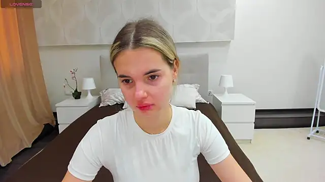 Snapshot of Donna_Evans chatting on 7, 5, 2026 Donna Evans online show from 7, 5, 2026