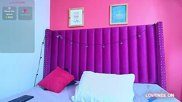 littlee emilyy  online show from 12, 12, 2024