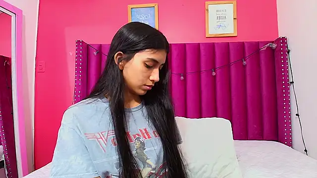 littlee emilyy  online show from 22, 1, 2025