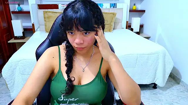 Snapshot of laureentt_ chatting on 16, 12, 2025 laureentt online show from 16, 12, 2025