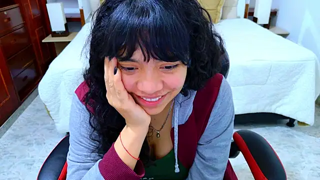 Snapshot of laureentt_ chatting on 17, 12, 2025 laureentt online show from 17, 12, 2025