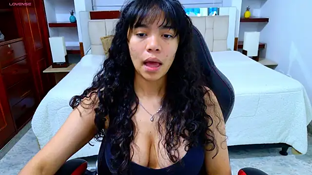 Snapshot of laureentt_ chatting on 19, 12, 2025 laureentt online show from 19, 12, 2025