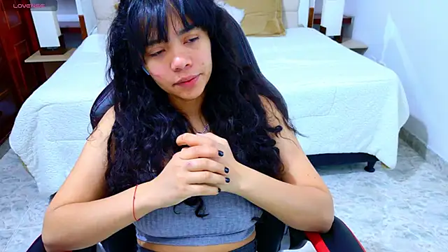 Snapshot of laureentt_ chatting on 22, 12, 2025 laureentt online show from 22, 12, 2025