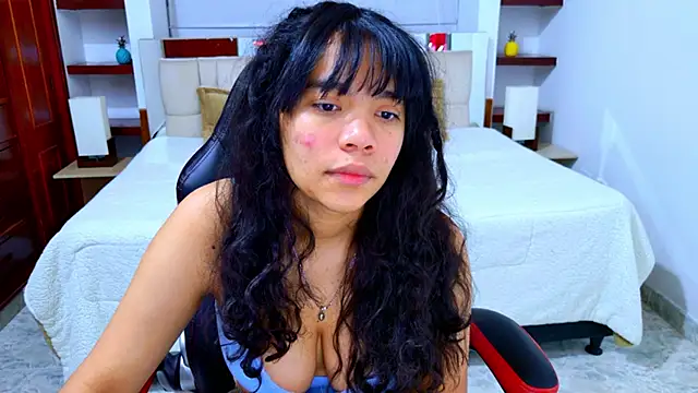 Snapshot of laureentt_ chatting on 23, 12, 2025 laureentt online show from 23, 12, 2025