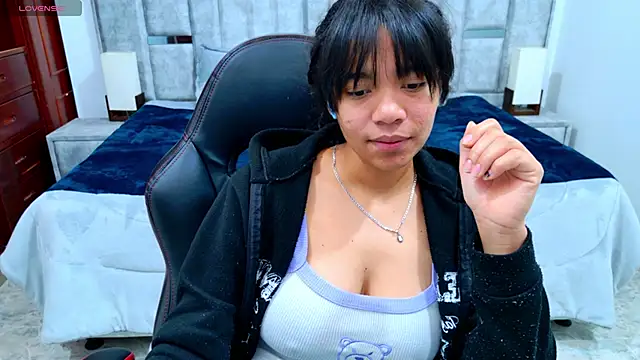 Snapshot of laureentt_ chatting on 3, 2, 2026 laureentt online show from 3, 2, 2026