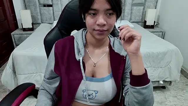 Snapshot of laureentt_ chatting on 6, 5, 2026 laureentt online show from 6, 5, 2026