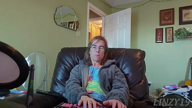 Linzy 19 online show from 17, 11, 2025