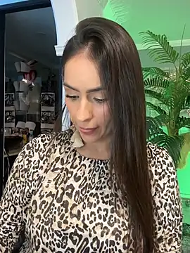 Snapshot of Mau_White chatting on 3, 7, 2026 Mau White online show from 3, 7, 2026