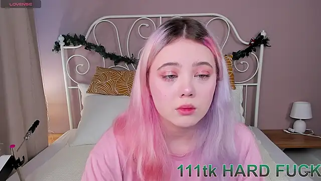   KawaiiYuki   online show from 2, 1, 2025