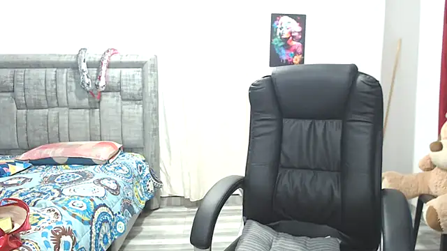 Snapshot of LAURA_CRAIZY chatting on 12, 11, 2025 LAURA CRAIZY online show from 12, 11, 2025