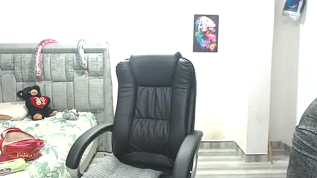 Snapshot of LAURA_CRAIZY chatting on 7, 1, 2026 LAURA CRAIZY online show from 7, 1, 2026