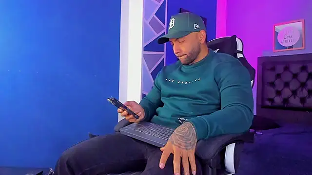 Snapshot of alex_oficial chatting on 24, 11, 2025 alex oficial online show from 24, 11, 2025