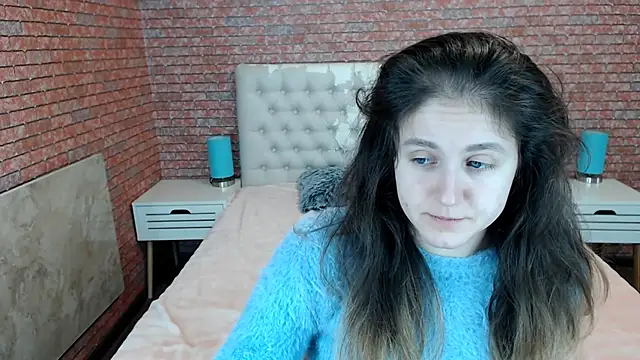 Holliy Cooper online show from 3, 12, 2025