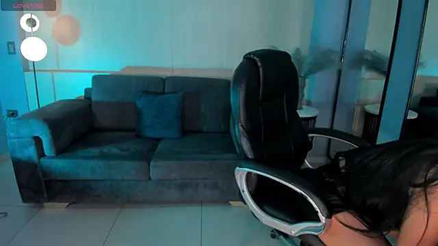 LizzHamilton   online show from 5, 3, 2025