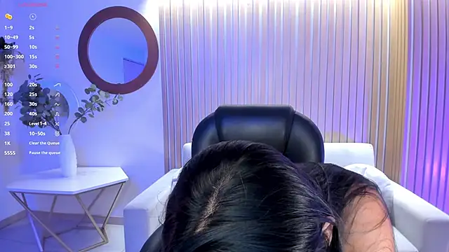 LizzHamilton   online show from 9, 3, 2025