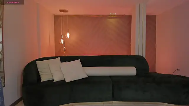 LizzHamilton   online show from 9, 9, 2025