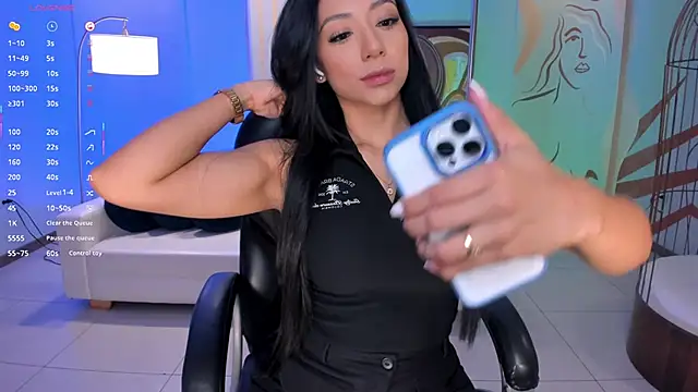 LizzHamilton   online show from 10, 10, 2025