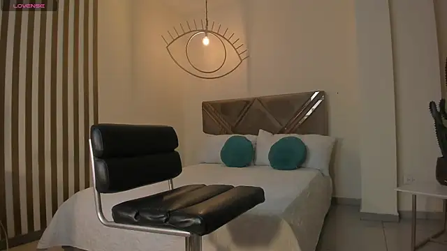 LizzHamilton   online show from 18, 10, 2025