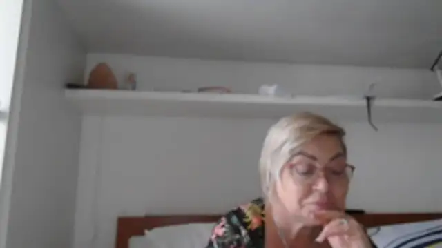 Snapshot of LindaL chatting on 5, 11, 2025 LindaL online show from 5, 11, 2025